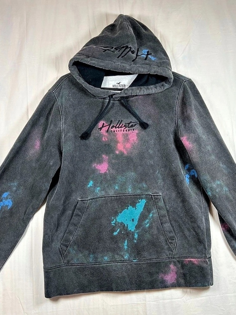 Hollister Graphic Pullover Hoodie in Black & Pink